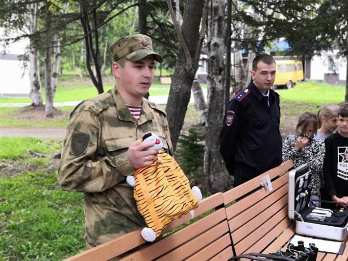 Сахалинские росгвардейцы провели профилактическую акцию для детей «Вместе против террора»