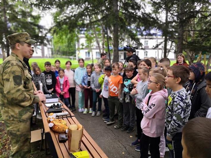 Сахалинские росгвардейцы провели профилактическую акцию для детей «Вместе против террора»