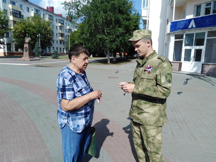 В Уральском округе Росгвардии проходит ведомственная акция «С флагом на сердце»