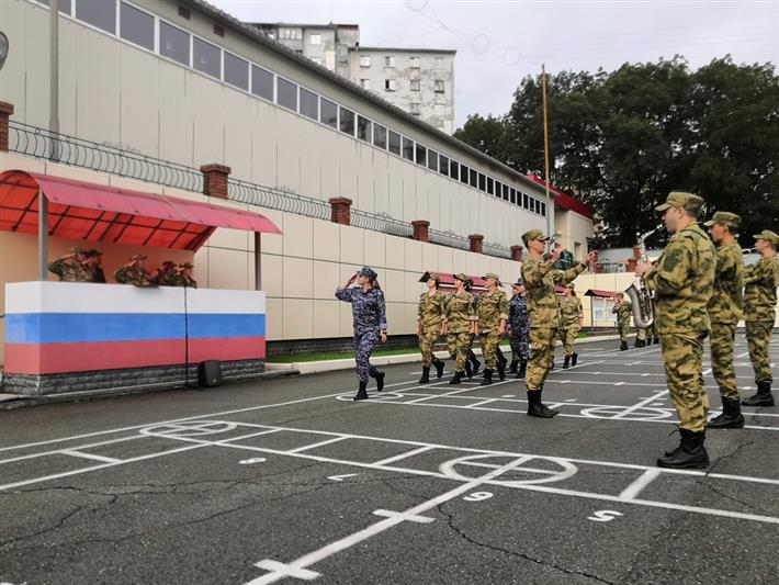 Сотрудники и военнослужащие Восточного округа Росгвардии провели тематические мероприятия, приуроченные ко  Дню Государственного флага России