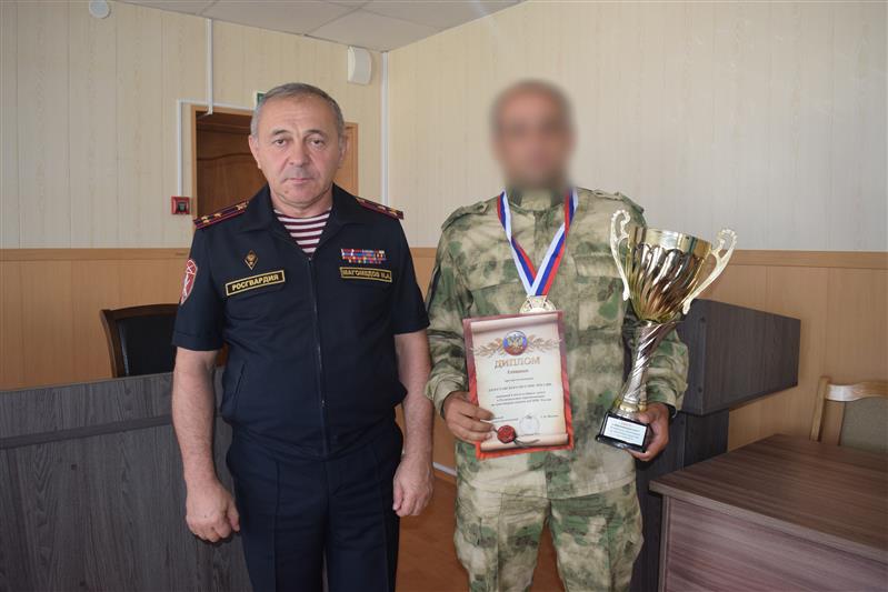 Сотрудники управления Росгвардии по Дагестану победили в окружных соревнованиях по спасательному многоборью (фото)