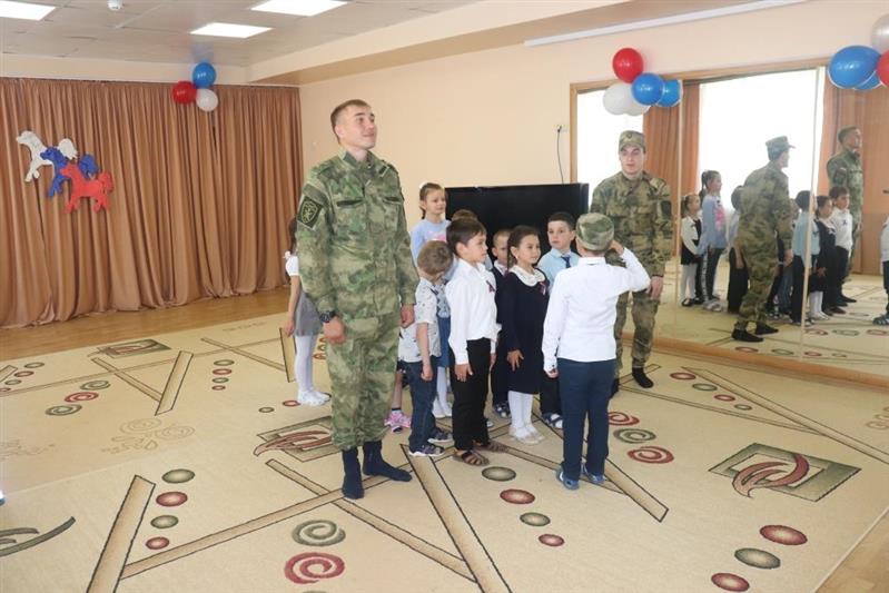 Сотрудники и военнослужащие Восточного округа Росгвардии провели тематические мероприятия, приуроченные ко  Дню Государственного флага России