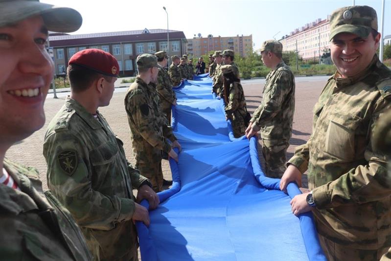 Сотрудники и военнослужащие Восточного округа Росгвардии провели тематические мероприятия, приуроченные ко  Дню Государственного флага России