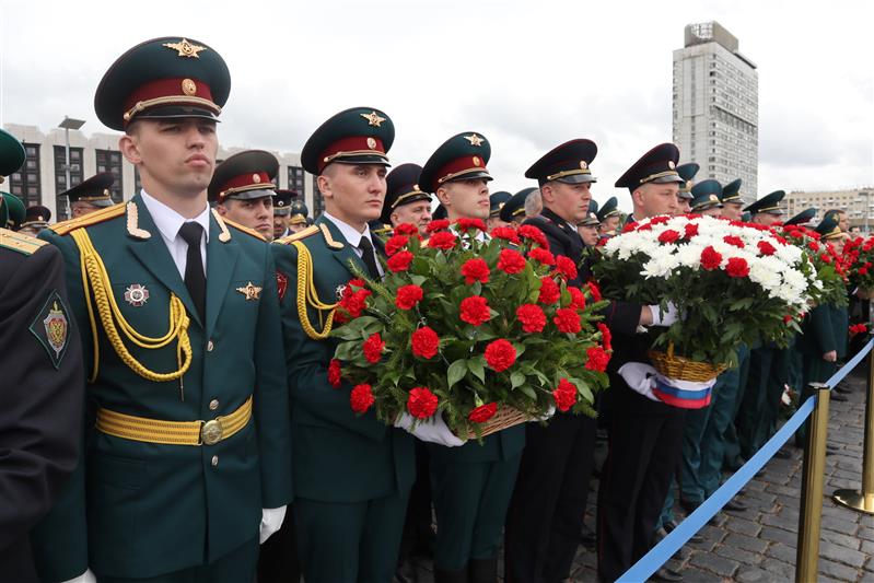 Военнослужащие Северо-Западного округа Росгвардии приняли участие в памятном мероприятии, посвященном 75-й годовщине окончания Ленинградской битвы