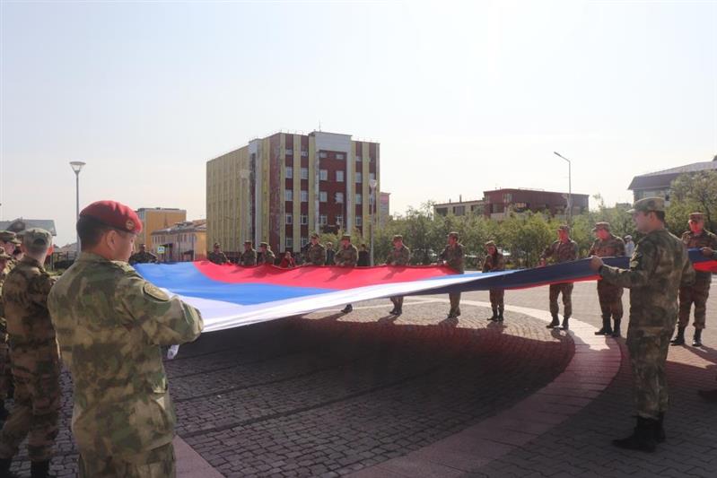 Сотрудники и военнослужащие Восточного округа Росгвардии провели тематические мероприятия, приуроченные ко  Дню Государственного флага России