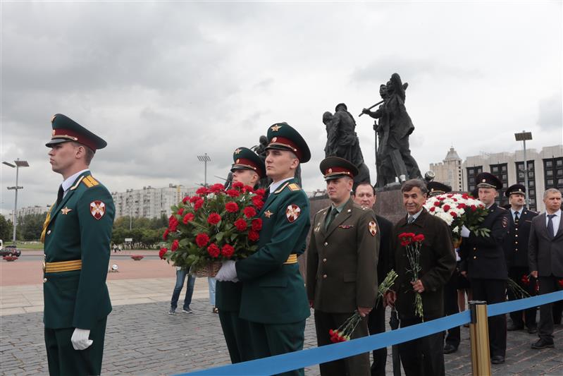 Военнослужащие Северо-Западного округа Росгвардии приняли участие в памятном мероприятии, посвященном 75-й годовщине окончания Ленинградской битвы
