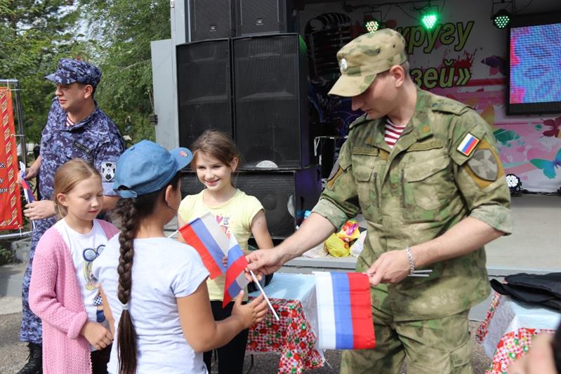 Сотрудники и военнослужащие Восточного округа Росгвардии провели тематические мероприятия, приуроченные ко  Дню Государственного флага России
