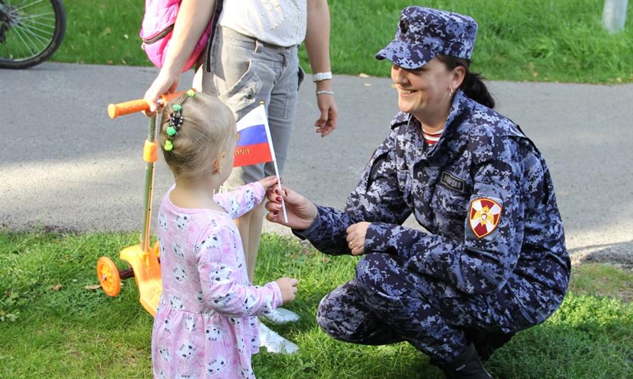 На Урале стартовала патриотическая акция «С флагом на сердце»