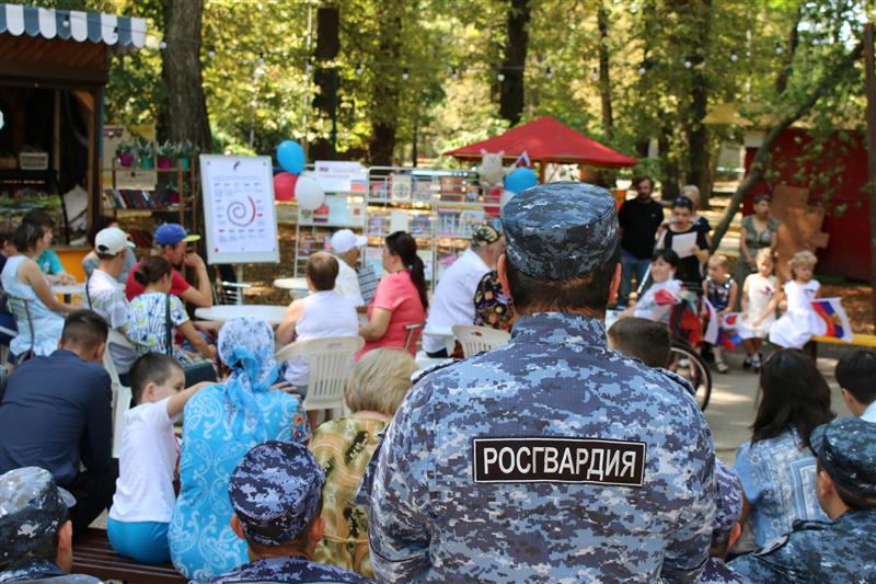 Росгвардейцы Северо-Кавказского округа отметили День Государственного флага России
