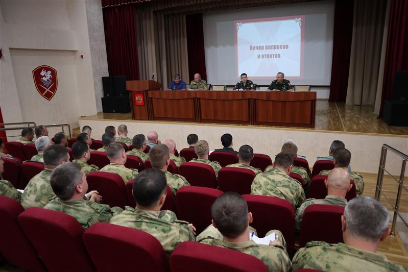 Командующий Северо-Кавказским округом Росгвардии провел с командирами воинских частей вечер вопросов и ответов 