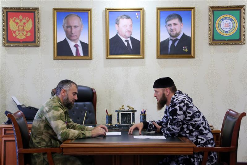 Шарип Делимханов вручил награду министру Чеченской Республики по делам молодёжи Исе Ибрагимову