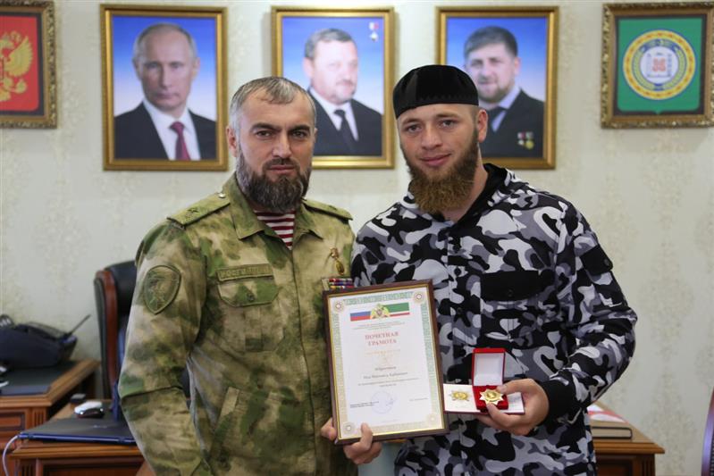 Шарип Делимханов вручил награду министру Чеченской Республики по делам молодёжи Исе Ибрагимову