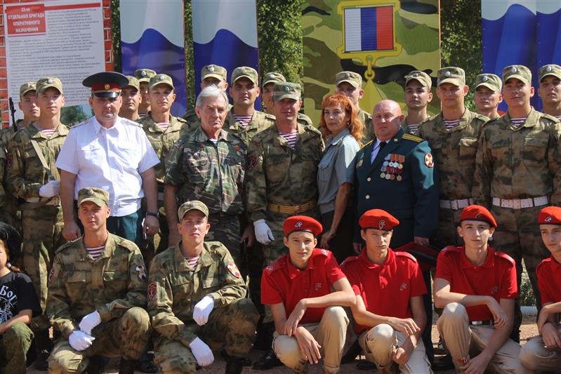 Военнослужащие и ветераны волгоградского соединения Росгвардии приняли участие в церемонии открытия памятников Героям Отечества (фото, видео)