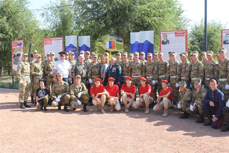 Военнослужащие и ветераны волгоградского соединения Росгвардии приняли участие в церемонии открытия памятников Героям Отечества (фото, видео)
