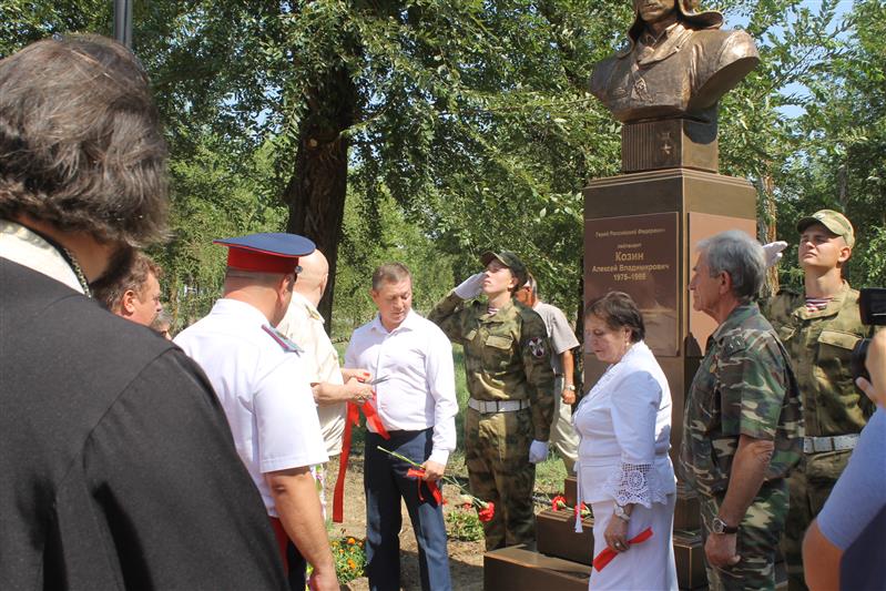 Военнослужащие и ветераны волгоградского соединения Росгвардии приняли участие в церемонии открытия памятников Героям Отечества (фото, видео)