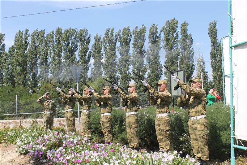 Военнослужащие и ветераны волгоградского соединения Росгвардии приняли участие в церемонии открытия памятников Героям Отечества (фото, видео)