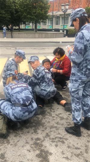 Военнослужащие Росгвардии оказали медицинскую помощь туристу, которому внезапно стало плохо в центре Москвы