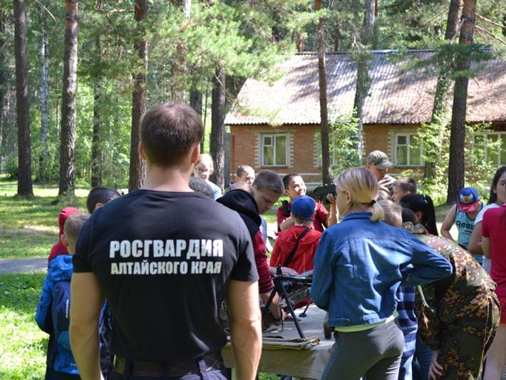 Бойцы бийского ОМОН Росгвардии провели для детей военно-спортивную эстафету