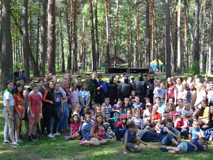 Бойцы бийского ОМОН Росгвардии провели для детей военно-спортивную эстафету