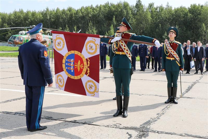 Смешанному авиационному полку особого назначения Росгвардии вручили Боевое знамя