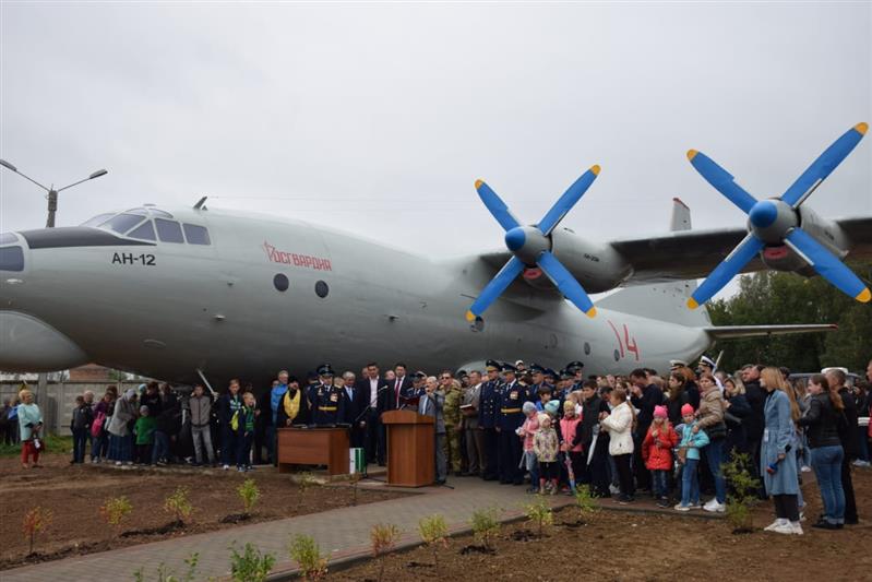 На аэродроме Росгвардии в Ермолино установлен монумент «Самолет АН-12»