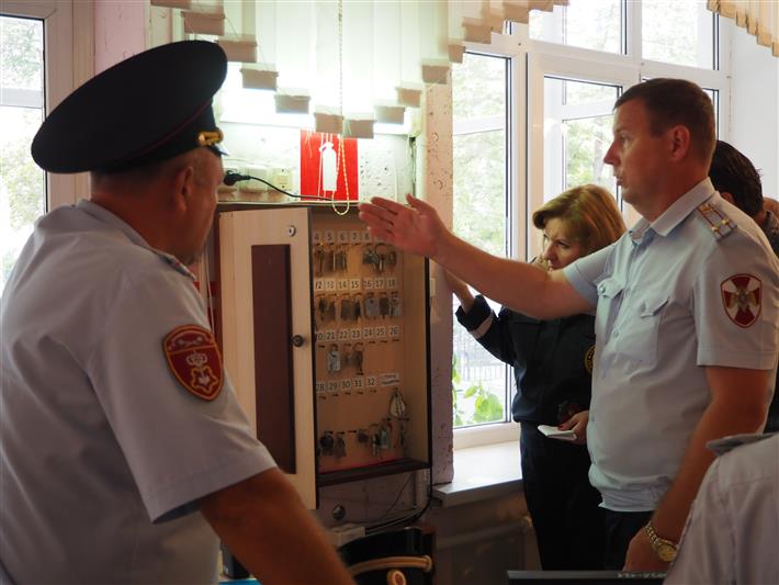Росгвардейцы проверяют готовность образовательных учреждений Белгородской области к новому учебному году