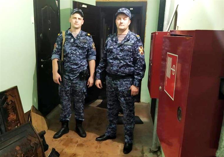 Благодаря профессиональным действиям донских росгвардейцев удалось минимизировать последствия пожара в многоквартирном доме