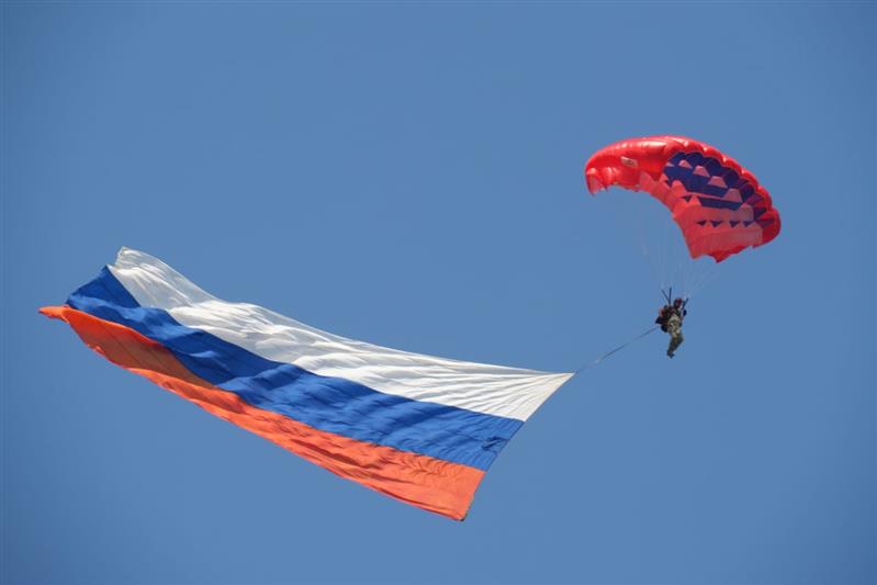 В ДЕНЬ 350-ЛЕТИЯ РОССИЙСКОГО ФЛАГА РОСГВАРДЕЙЦЫ ДЕСАНТИРОВАЛИСЬ С ТРИКОЛОРОМ С ВЫСОТЫ 3500 МЕТРОВ (фото, видео)
