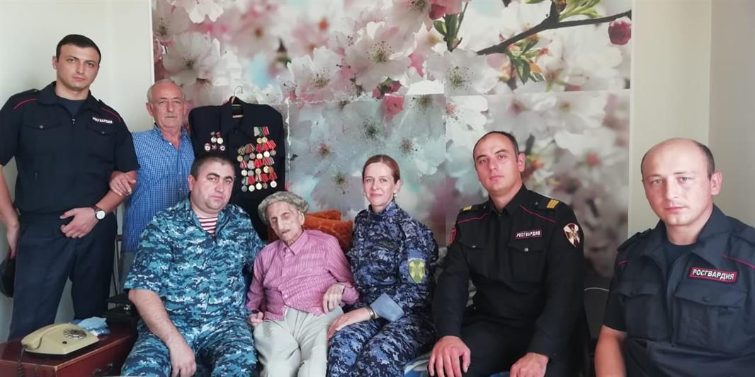 Росгвардейцы Кабардино-Балкарии навестили 103-летнего ветерана Великой Отечественной войны Хусея Аттаева