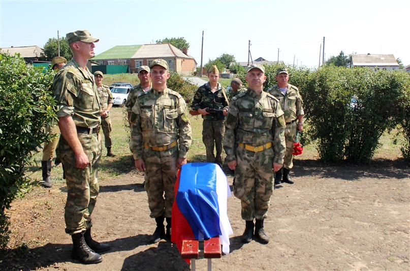 В Ростовской области военнослужащие Росгвардии приняли участие в церемонии перезахоронения погибшего красноармейца 
