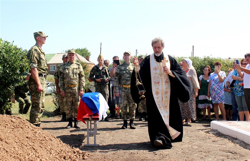 В Ростовской области военнослужащие Росгвардии приняли участие в церемонии перезахоронения погибшего красноармейца 