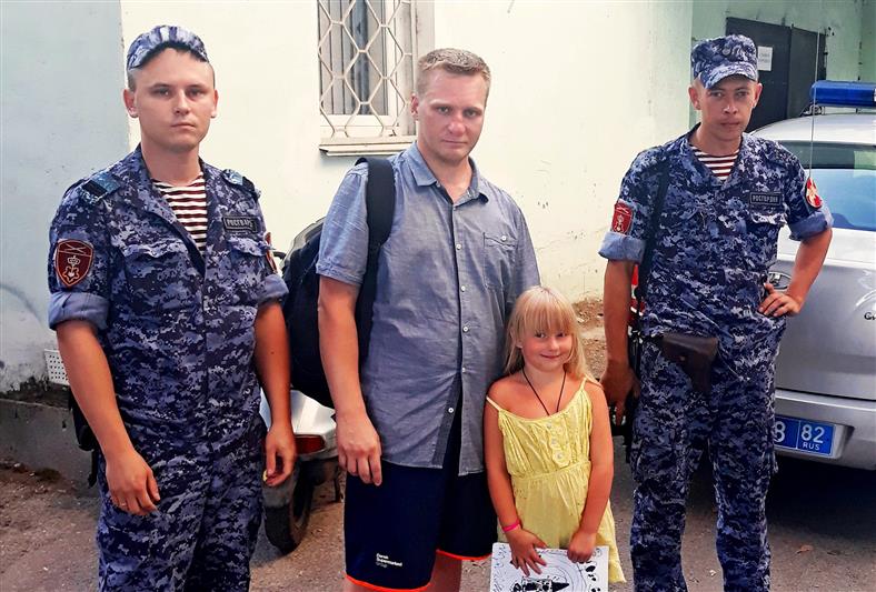 Крымские росгвардейцы вернули отцу потерявшуюся дочь