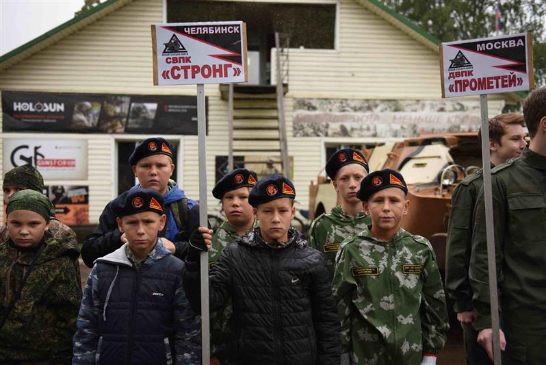 Офицеры челябинского СОБР поздравили воспитанников подшефного клуба с достойным дебютом на международном турнире 