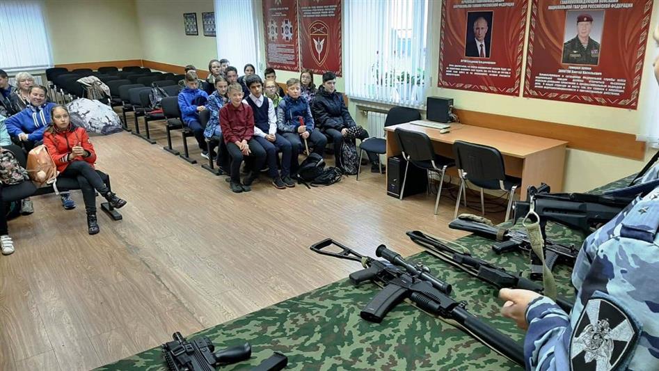 Нижнетагильские омоновцы организовали тематическую экскурсию для школьников к 100-летию со дня рождения Михаила Калашникова 
