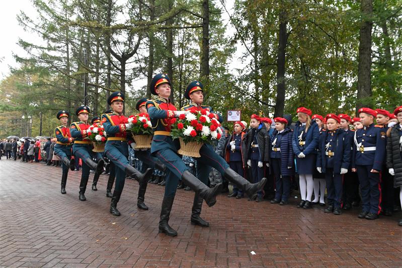 В День оружейника представители Росгвардии возложили цветы к бюстам Михаила Калашникова и Дмитрия Устинова в столице Удмуртии