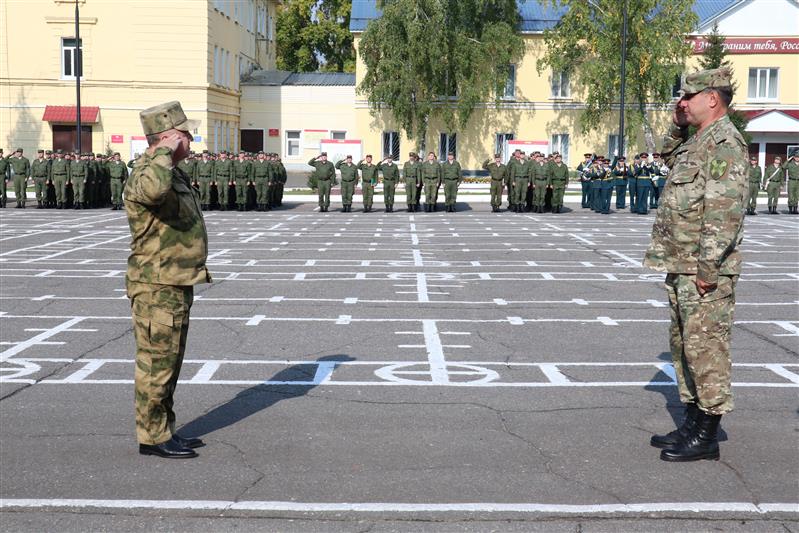 Командующий Сибирским округом Росгвардии представил личному составу северского соединения нового командира 