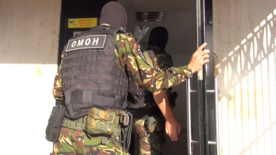 В Астрахани при содействии ОМОН проведено 16 обысков по факту мошенничества при исполнении муниципального контракта