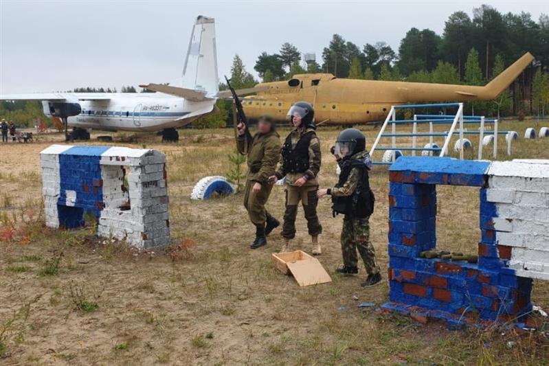 Бойцы сургутского ОМОН организовали военно-туристический слет для воспитанников подшефных школ