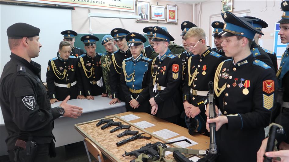 Сотрудники Росгвардии в Красноярском крае поздравили подшефный Шарыповский кадетский корпус с годовщиной создания