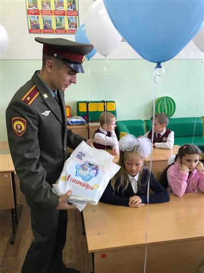 Курсанты Новосибирского военного института Росгвардии поздравили учащихся подшефных школ с Днем знаний