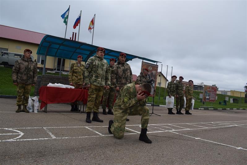 Квалификационные испытания на право ношения крапового берета проведены в Приволжском округе Росгвардии (фото)
