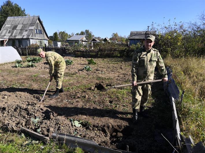 Военнослужащие Управления Росгвардии по Еврейской автономной области оказали помощь ветерану 