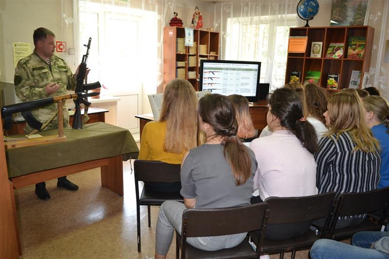 Приморские росгвардейцы провели тематический урок, посвященный 100-летию со дня рождения Михаила Калашникова
