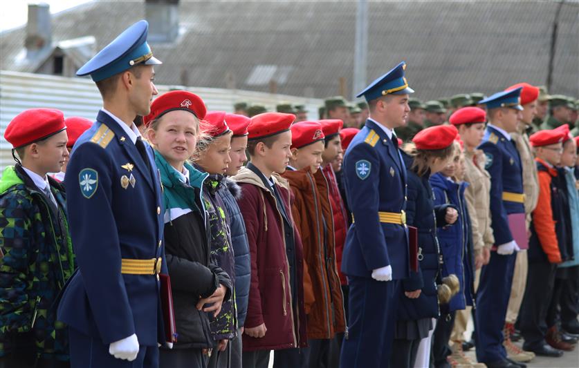 На базе авиаполка Росгвардии в Нижнем Новгороде состоялось торжественное посвящение школьников в юнармейцы (фото, видео)