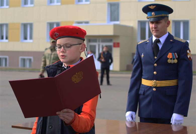 На базе авиаполка Росгвардии в Нижнем Новгороде состоялось торжественное посвящение школьников в юнармейцы (фото, видео)