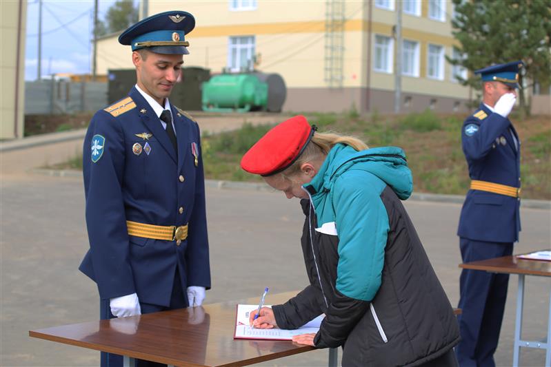 На базе авиаполка Росгвардии в Нижнем Новгороде состоялось торжественное посвящение школьников в юнармейцы (фото, видео)