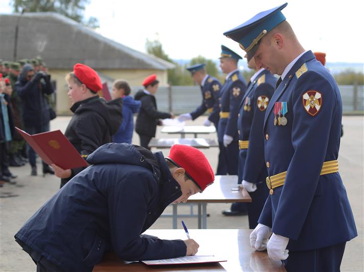 На базе авиаполка Росгвардии в Нижнем Новгороде состоялось торжественное посвящение школьников в юнармейцы (фото, видео)