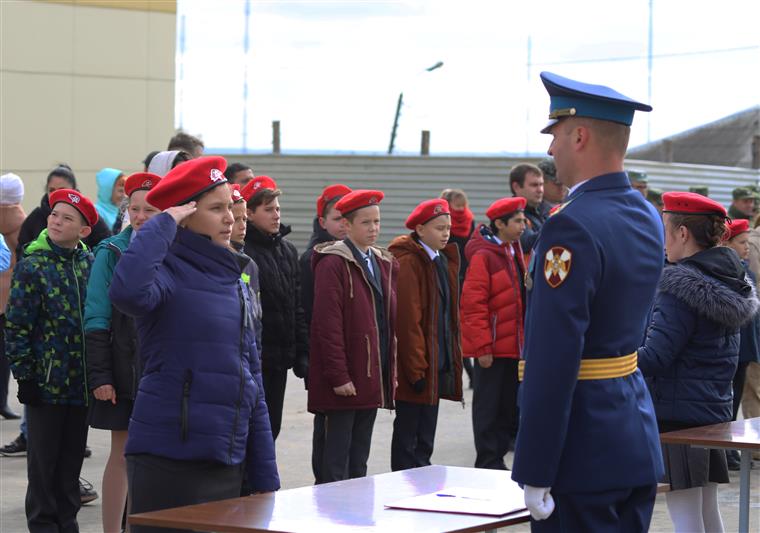 На базе авиаполка Росгвардии в Нижнем Новгороде состоялось торжественное посвящение школьников в юнармейцы (фото, видео)