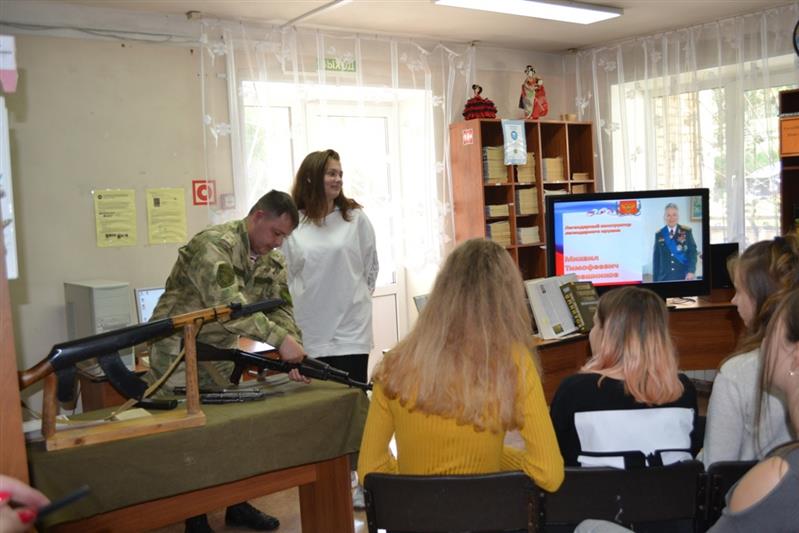 Приморские росгвардейцы провели тематический урок, посвященный 100-летию со дня рождения Михаила Калашникова