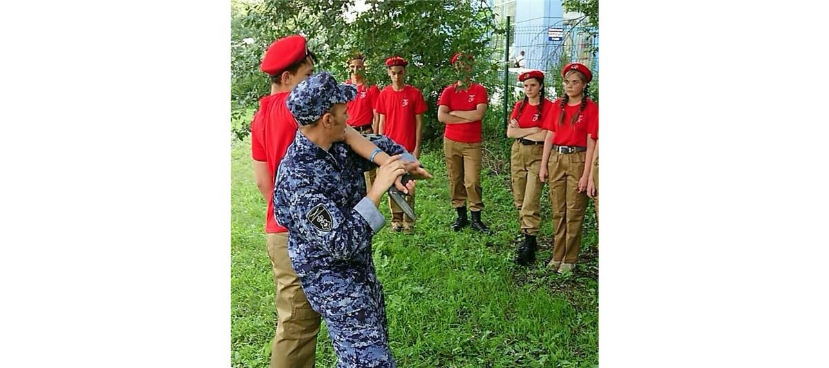 В Приморье сотрудники Росгвардии провели спортивно-военизированную эстафету для юнармейцев